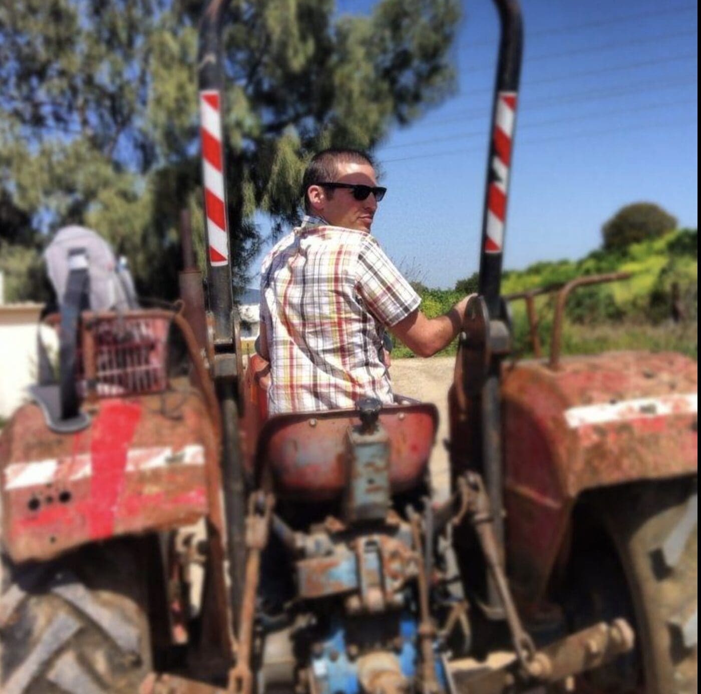 דותן על טרקטור אדום